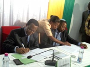 Dr PG Luc Adjaho (dt) signant sa convention avec le président de la HAAC (g)