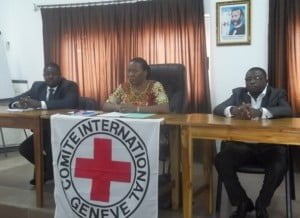 La table lors de la journée. On reconnait Emmanuel Placca, chef du bureau du CICR à Lomé (extrème gauche)