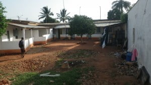 Vue partielle d'une cour commune à Lomé