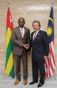 Chaleureuse poignée de mains entre le ministre Robert Dussey (g) et son homologue malaisien YB Dato’Sri Anifah Hj Aman (dt)