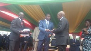 Faure Gnassingé (g) remettant symboliquement la clé Ramanou Nassirou, président de l’APIM (dt)