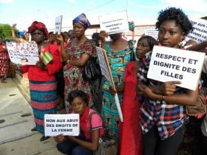 Les femmes togolaises, toutes en rouge, s'associent à la douleur de leurs soeurs nigérianes